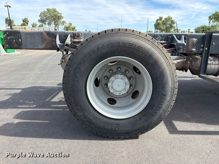 image for item EL2674 2008 GMC T7500 truck cab and chassis