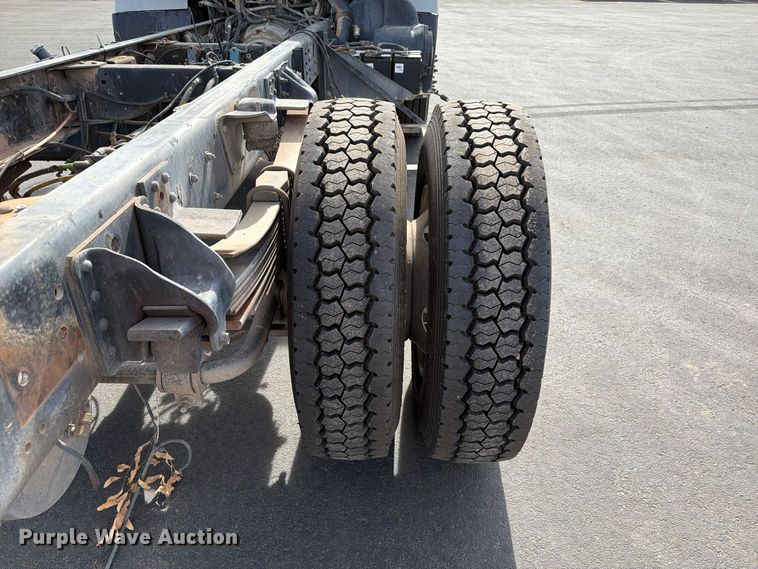 image for item EL2674 2008 GMC T7500 truck cab and chassis