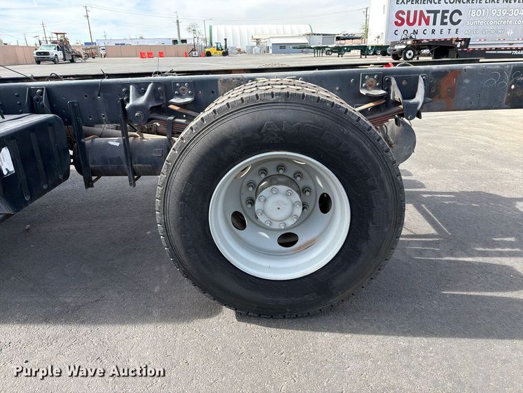 image for item EL2674 2008 GMC T7500 truck cab and chassis