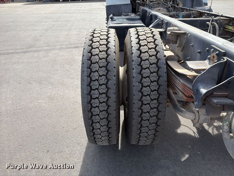 image for item EL2674 2008 GMC T7500 truck cab and chassis