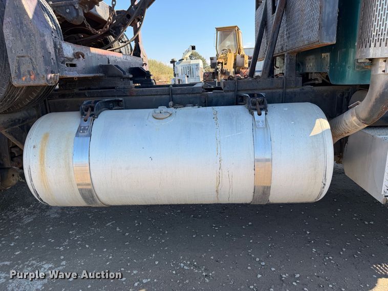 image for item EP3091 2003 Peterbilt 379 log truck