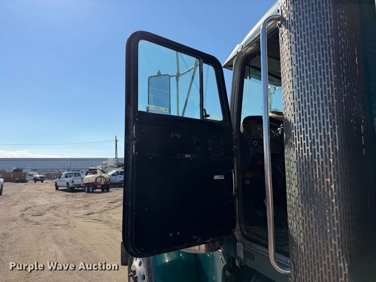 image for item EP3091 2003 Peterbilt 379 log truck