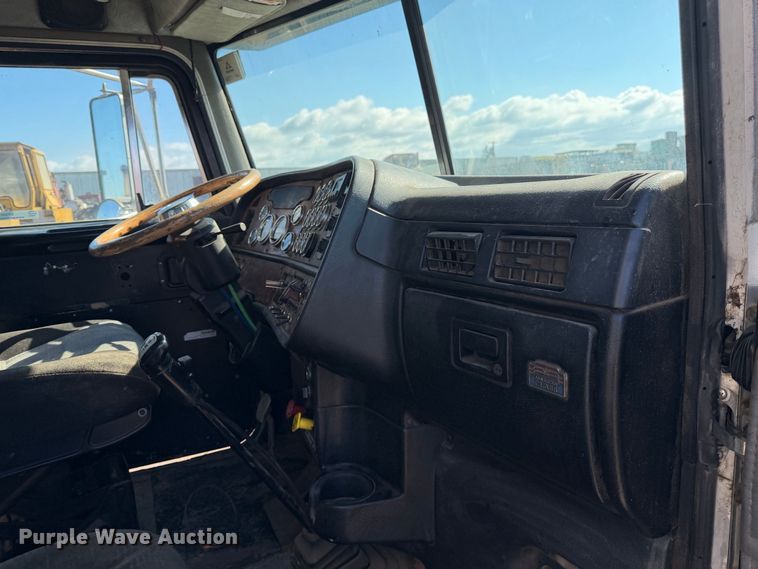 image for item EP3091 2003 Peterbilt 379 log truck