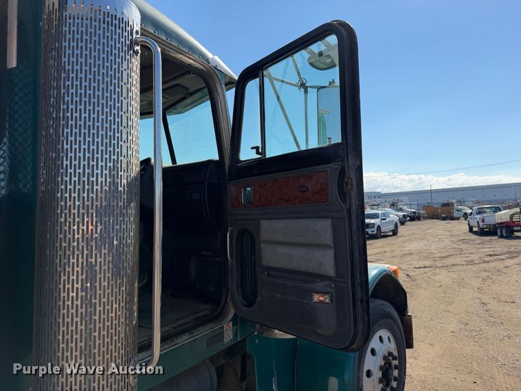 image for item EP3091 2003 Peterbilt 379 log truck