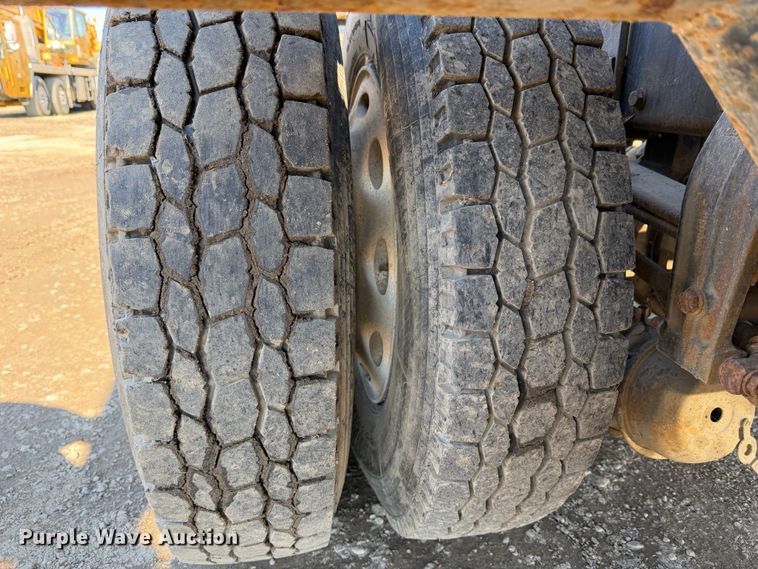 image for item EP3091 2003 Peterbilt 379 log truck