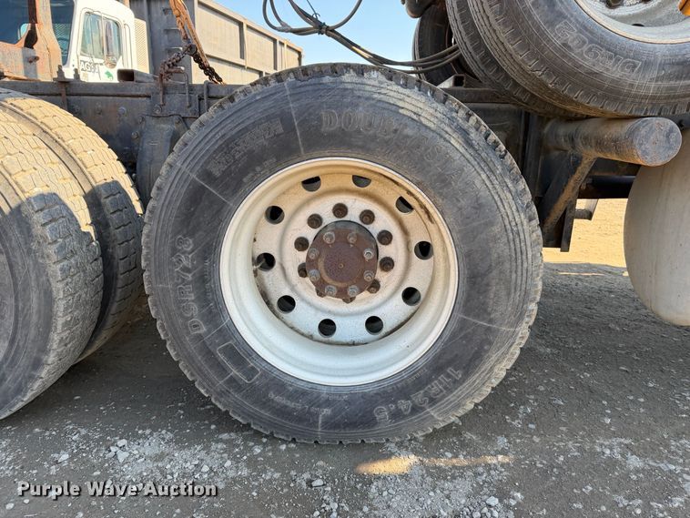 image for item EP3091 2003 Peterbilt 379 log truck