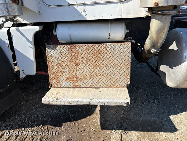 image for item EP3093 1979 Peterbilt 359A truck cab and chassis