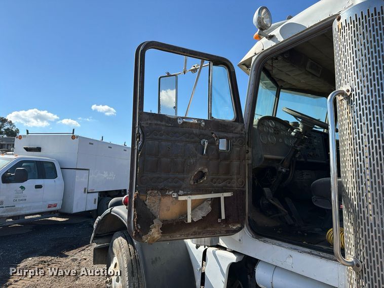 image for item EP3093 1979 Peterbilt 359A truck cab and chassis