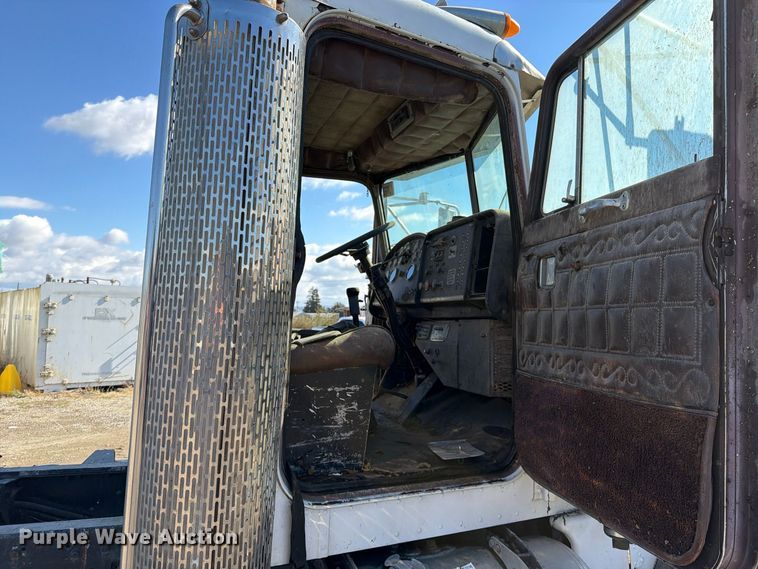 image for item EP3093 1979 Peterbilt 359A truck cab and chassis