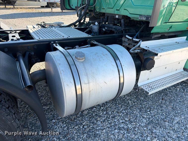 image for item ER3501 2021 International RH613 semi truck