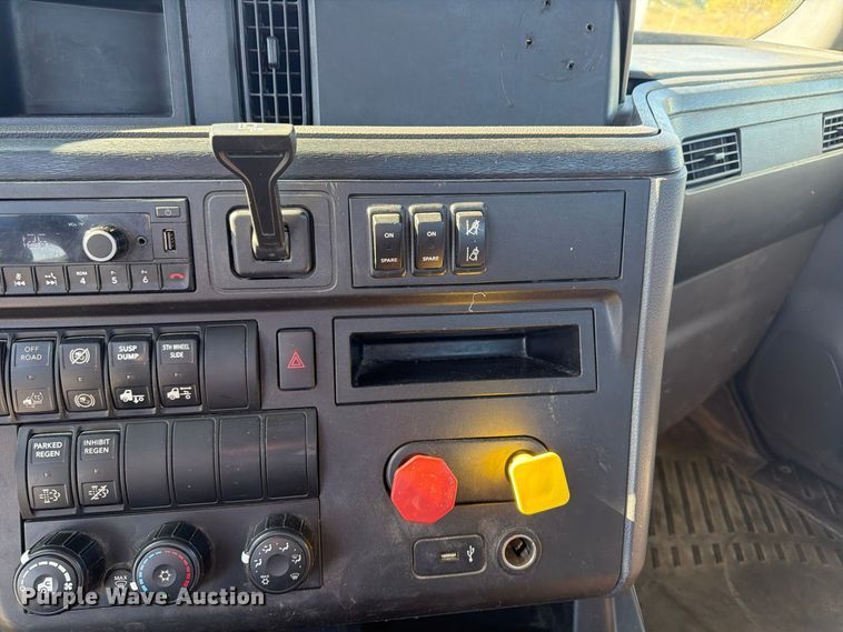 image for item ER3501 2021 International RH613 semi truck