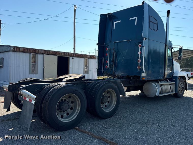 image for item ES8276 1997 Freightliner FLD semi truck