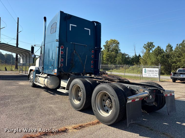 image for item ES8276 1997 Freightliner FLD semi truck