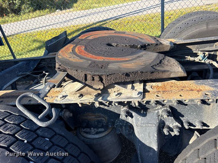 image for item ES8276 1997 Freightliner FLD semi truck