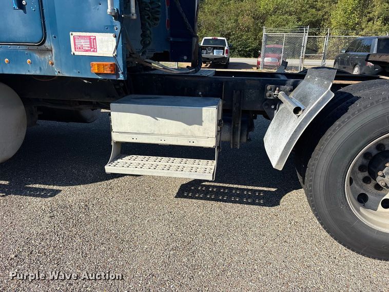 image for item ES8276 1997 Freightliner FLD semi truck