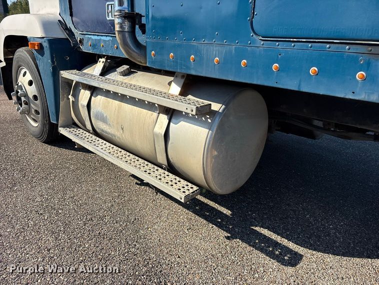 image for item ES8276 1997 Freightliner FLD semi truck