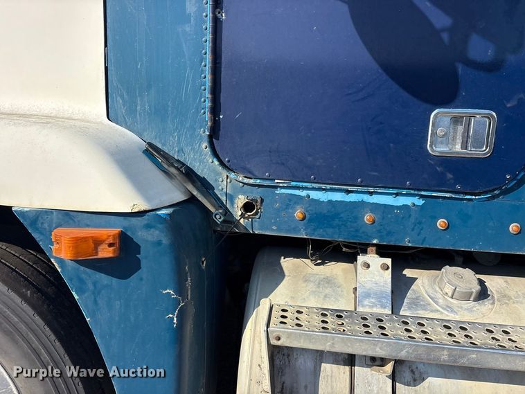 image for item ES8276 1997 Freightliner FLD semi truck