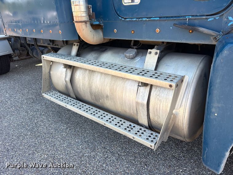 image for item ES8276 1997 Freightliner FLD semi truck