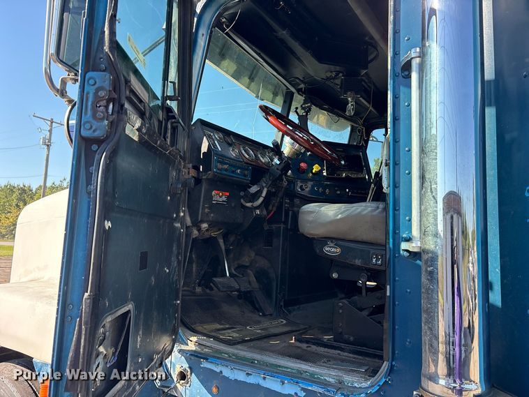 image for item ES8276 1997 Freightliner FLD semi truck
