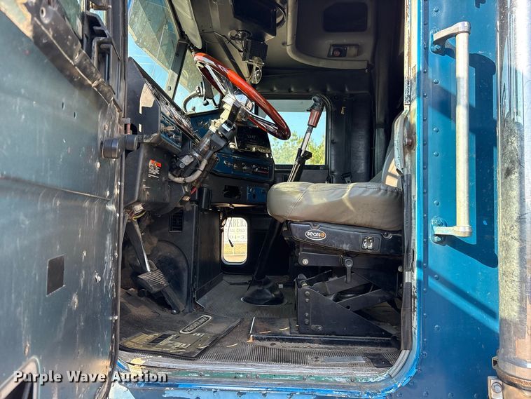 image for item ES8276 1997 Freightliner FLD semi truck