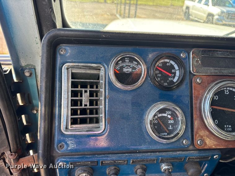 image for item ES8276 1997 Freightliner FLD semi truck