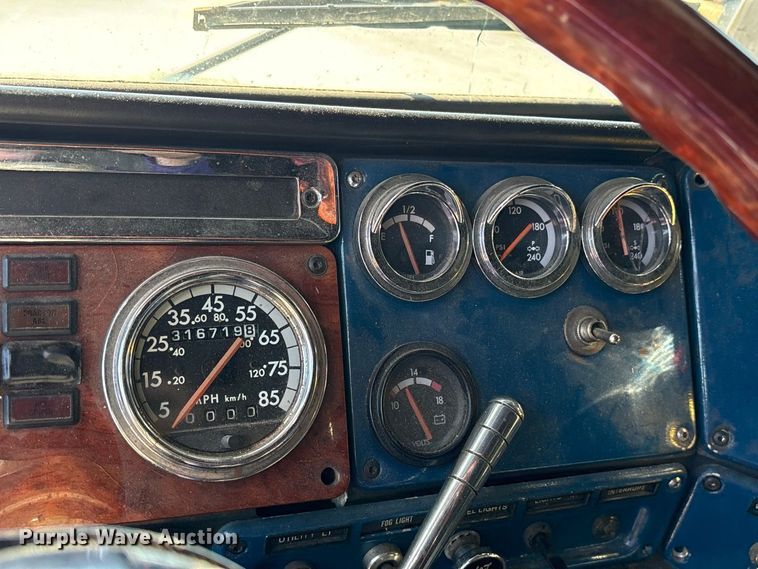 image for item ES8276 1997 Freightliner FLD semi truck