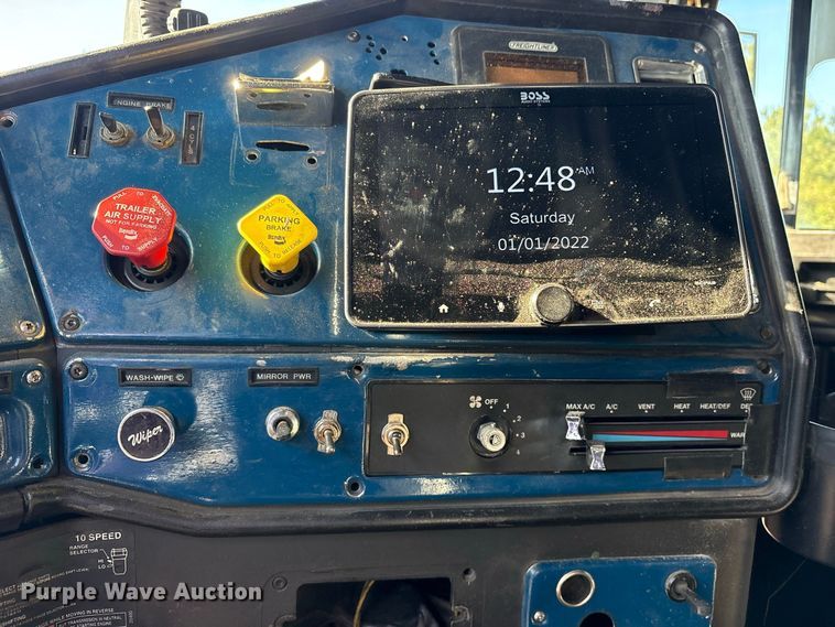 image for item ES8276 1997 Freightliner FLD semi truck