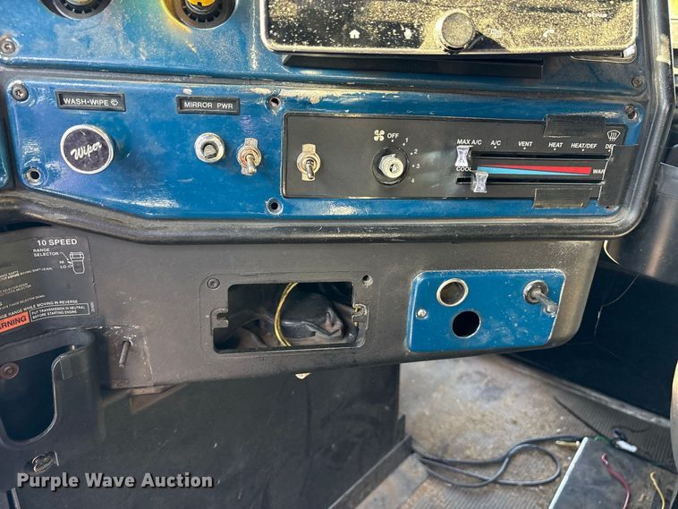 image for item ES8276 1997 Freightliner FLD semi truck