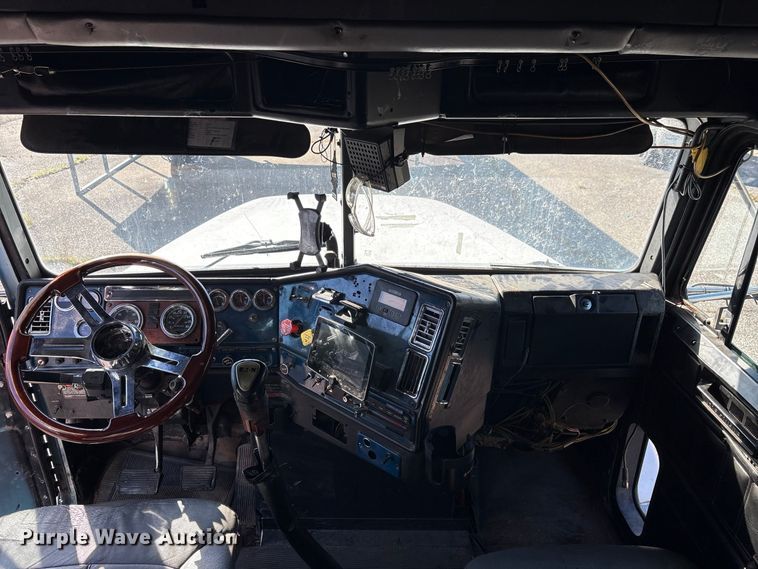 image for item ES8276 1997 Freightliner FLD semi truck