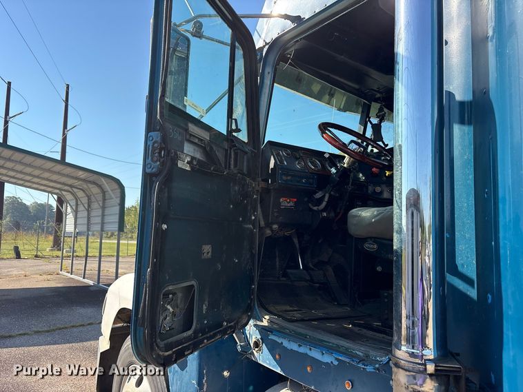 image for item ES8276 1997 Freightliner FLD semi truck
