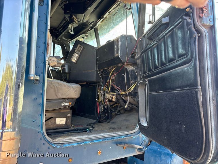 image for item ES8276 1997 Freightliner FLD semi truck
