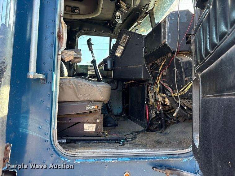 image for item ES8276 1997 Freightliner FLD semi truck