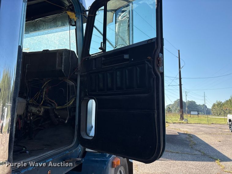 image for item ES8276 1997 Freightliner FLD semi truck