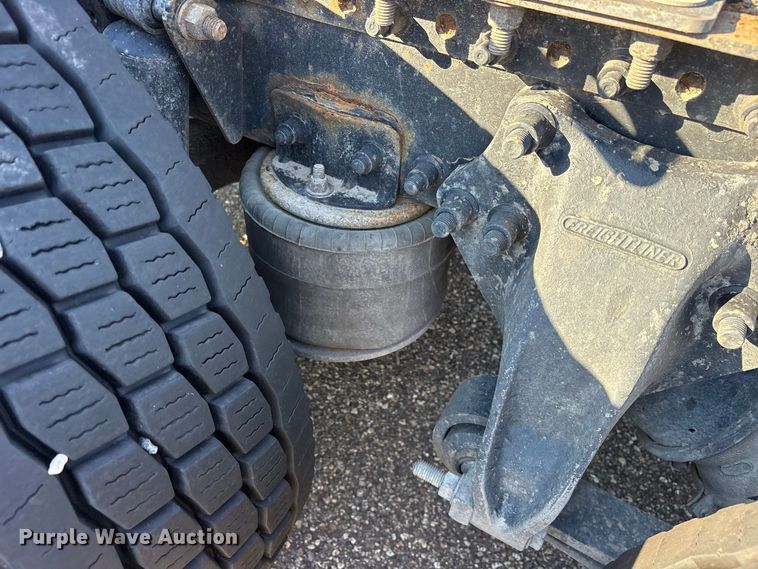 image for item ES8276 1997 Freightliner FLD semi truck