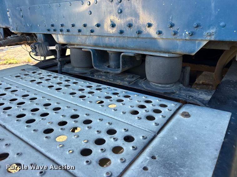 image for item ES8276 1997 Freightliner FLD semi truck