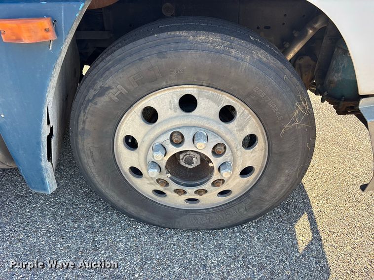 image for item ES8276 1997 Freightliner FLD semi truck