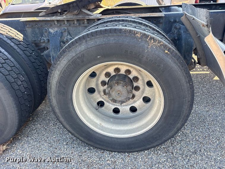 image for item ES8276 1997 Freightliner FLD semi truck