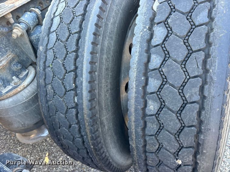 image for item ES8276 1997 Freightliner FLD semi truck