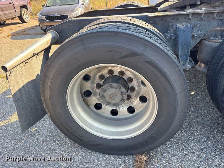image for item ES8276 1997 Freightliner FLD semi truck