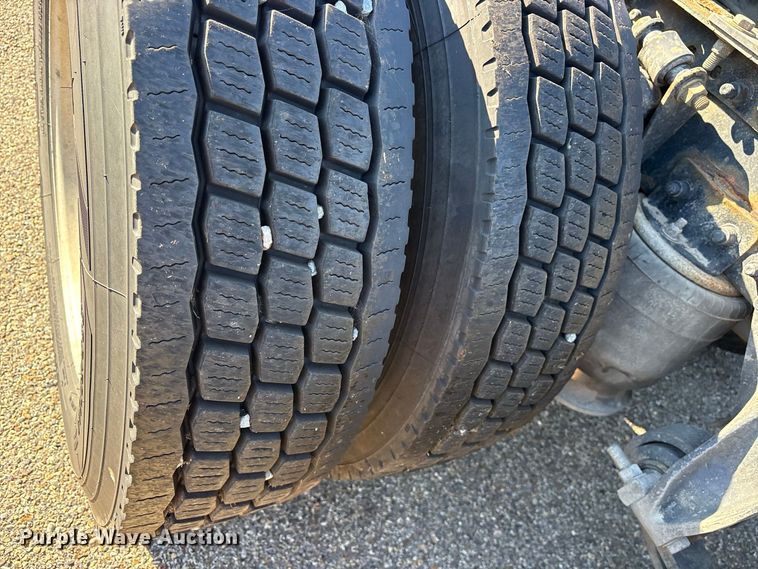 image for item ES8276 1997 Freightliner FLD semi truck
