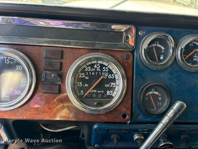 image for item ES8276 1997 Freightliner FLD semi truck