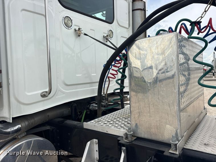 image for item ES8481 2007 Western Star 4900 semi truck