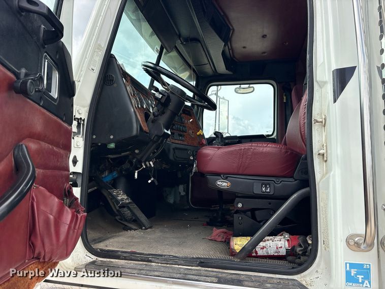image for item ES8481 2007 Western Star 4900 semi truck