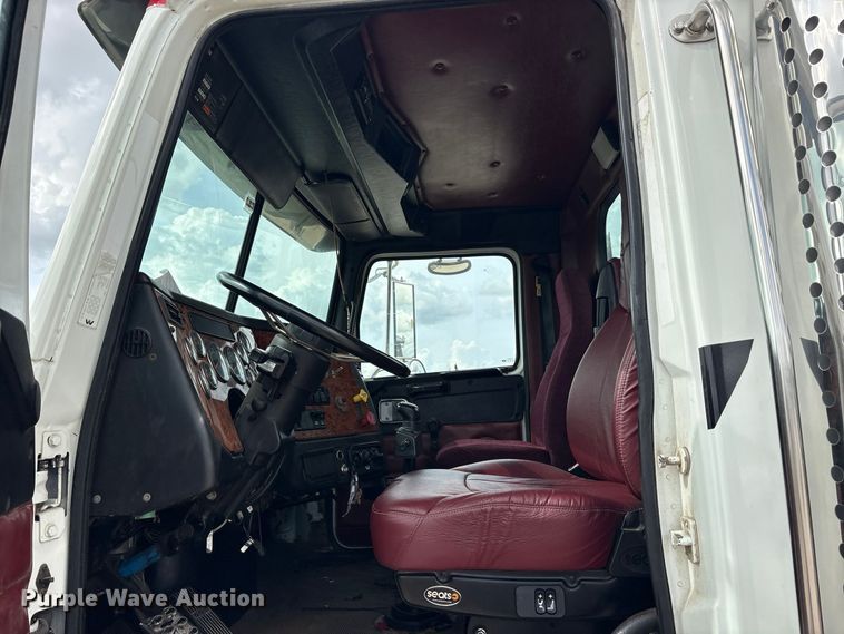image for item ES8481 2007 Western Star 4900 semi truck