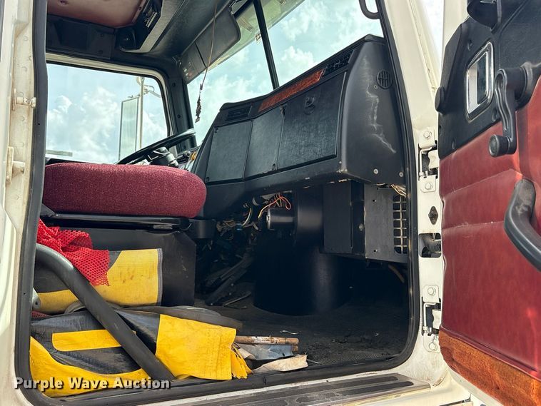 image for item ES8481 2007 Western Star 4900 semi truck