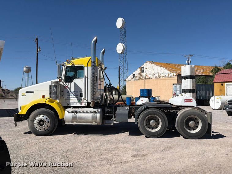 image for item EW1175 2009 Kenworth T800 semi truck