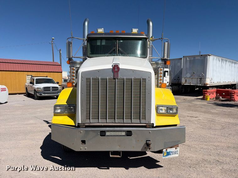 image for item EW1175 2009 Kenworth T800 semi truck