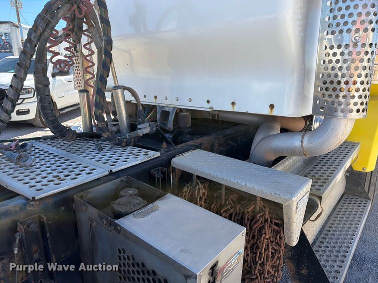 image for item EW1175 2009 Kenworth T800 semi truck