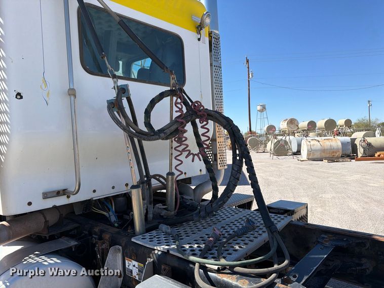 image for item EW1175 2009 Kenworth T800 semi truck