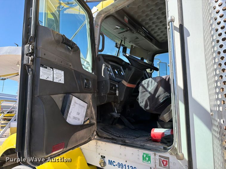 image for item EW1175 2009 Kenworth T800 semi truck